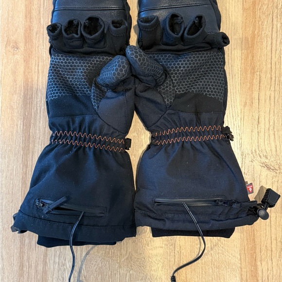 Ororo Black Heated Gloves (Glittens) with Two Battery Packs, Charger, and Case - Picture 3 of 8